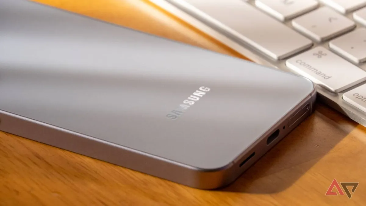 Krisis Memori: Samsung Dikabarkan Pangkas Produksi HP hingga 30 Persen