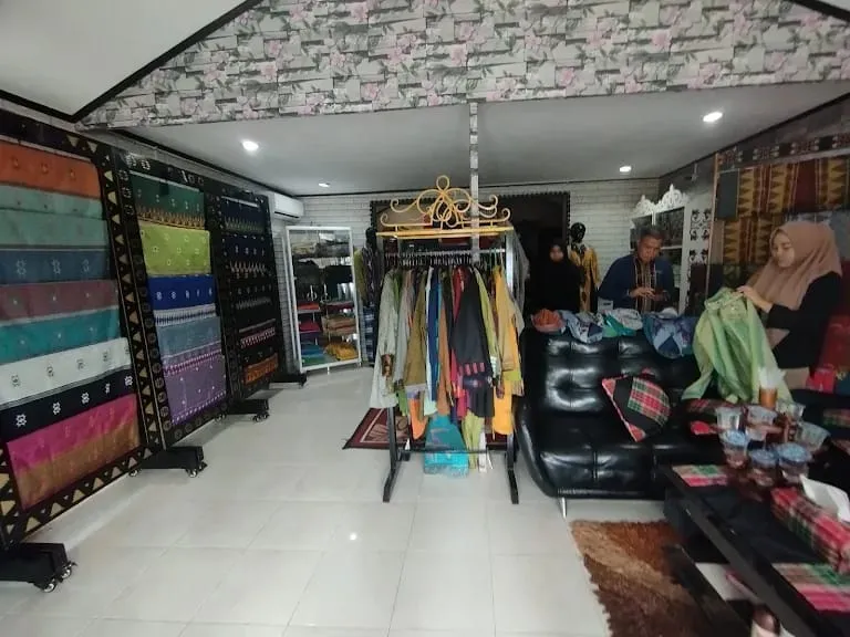 Kain Tenun Motif Khas Konawe Diperkenalkan Lewat Busana Modern hingga Pameran Internasional